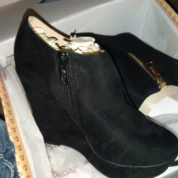 Shoe - Picture 2 of 3